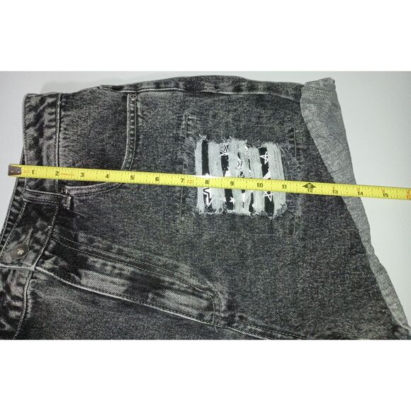 HOT TOPIC, Distressed Skull Patch High Rise Denim Shorts, Juniors Size 7 - Picture 4 of 6